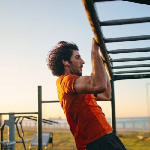 Udendørs fitness med udendørs fitness udstyr og udendørs fitnessredskaber i parkområde