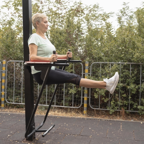 Outdoor fitness område med udendørs fitnessredskaber og udendørs træningsredskaber til helkropstræning