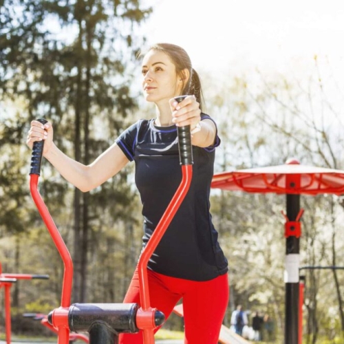 Udendørs fitness udstyr i park med calisthenics og træningsredskaber